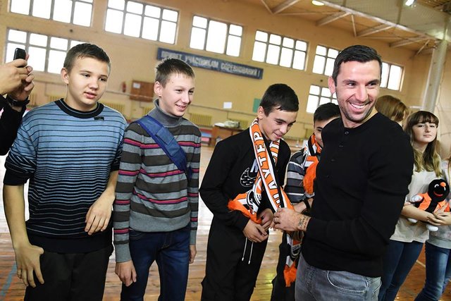 Дарио Срна пообщался с детьми в Мариуполе