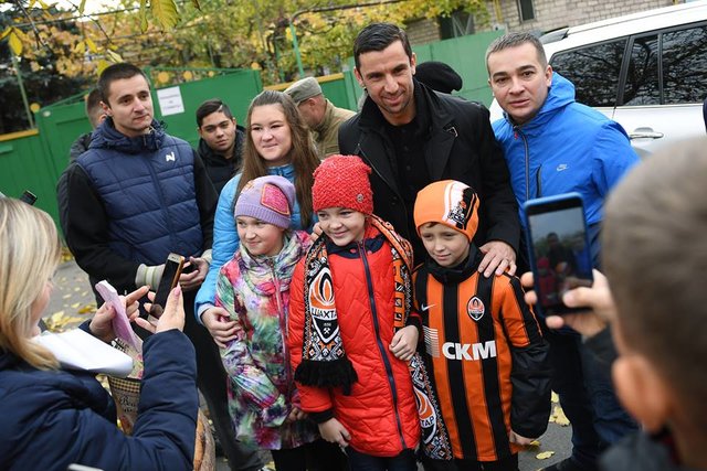 Дарио Срна пообщался с детьми в Мариуполе