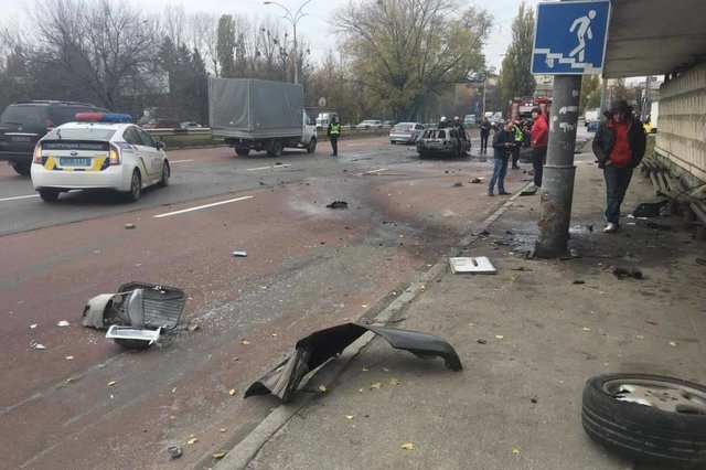 В Киеве посреди дороги вспыхнуло авто | Фото: Влад Антонов