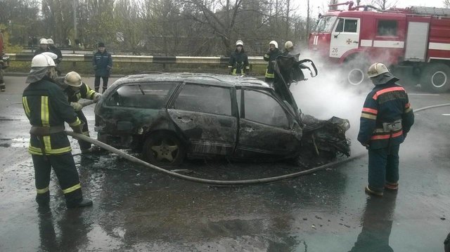 <p>У Києві посеред дороги спалахнуло авто</p> | Фото: Влад Антонов