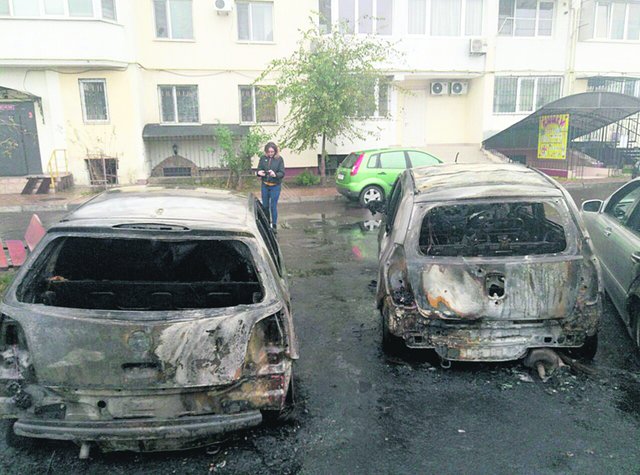 Вул. Маршала Бабаджаняна. Сильно постраждали п'ять автомобілів. Фото: В. Сєрова