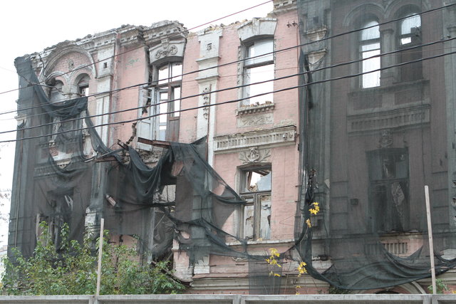 Поділ. Будівля на Щекавицькій почала обвалюватися на дорогу | Фото: Сергiй Ревера