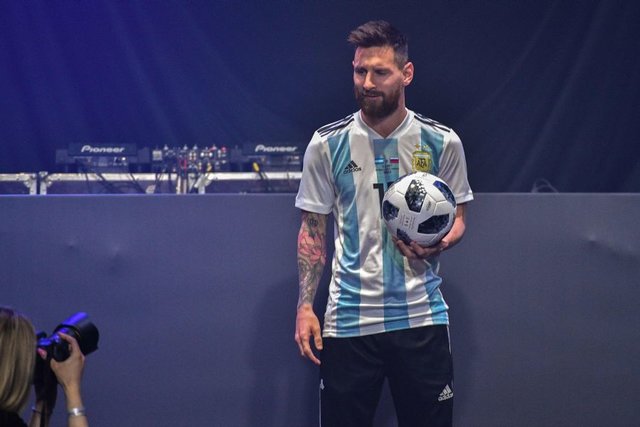 Лео Месси с официальным мячом ЧМ-2018. Фото AFP