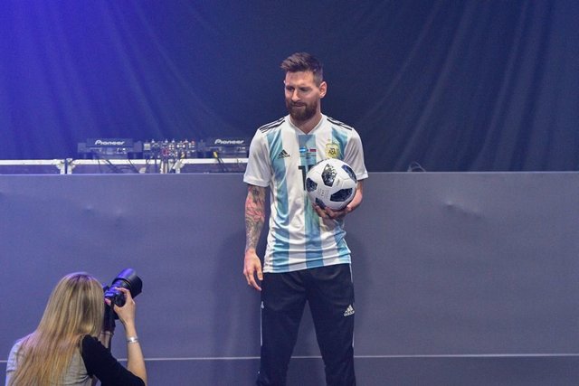 Лео Месси с официальным мячом ЧМ-2018. Фото AFP