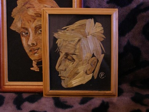 Раньше работала с соломой (справа), первая картина из лука — портрет. Фото Е. Радченко 