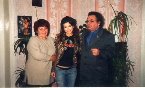 Ани с отцом и матерью. жена Мирослава ивановича Сильва считает ее своей дочерью