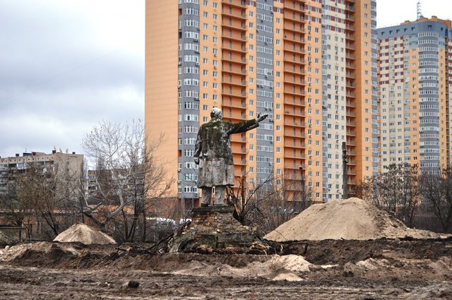 <p>Ленін на Мінському масиві. Фото: iloveobolon.kiev.ua</p>
