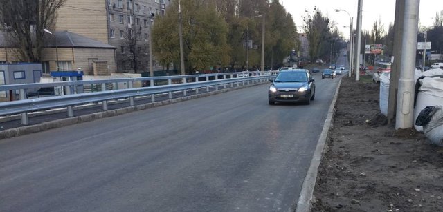 <p>На шляхопроводі на перетині просп. Комарова і б-ра Вацлава Гавела відновлено рух. Фото: kyivcity.gov.ua</p>