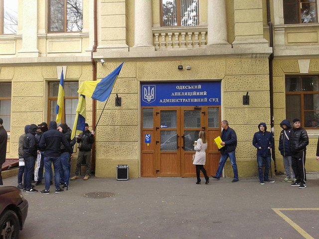 <p>Біля будівлі суду зібралося кілька десятків активістів "Українського народного опору". Фото: Юлія Те</p>