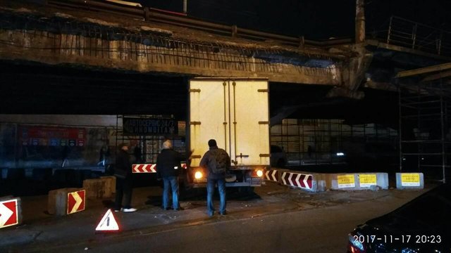 На Шулявке многострадальный "уставший" мост подпер грузовик | Фото: Влад Антонов