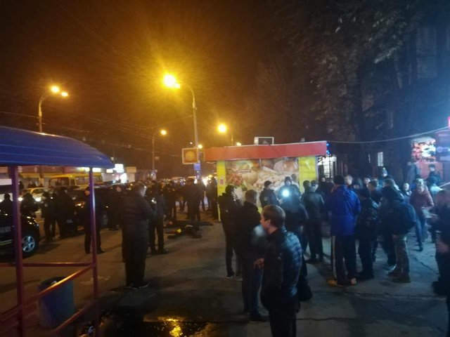 В Киеве толпа малолетних хулиганов растрощила ларьки