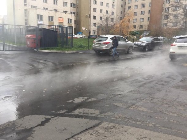 В Киеве снова прорвало трубу, фото Оксана Куринная/Facebook
