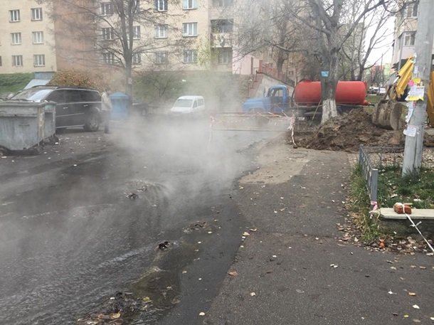 В Киеве снова прорвало трубу, фото Оксана Куринная/Facebook