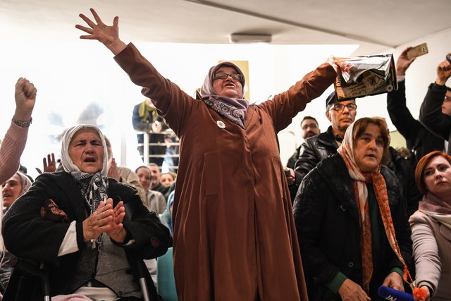 Реакции родственников после просмотра трансляции трибунала в Гааге. Фото: AFP / Dimitar DILKOFF