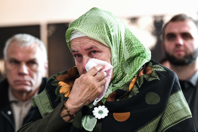 Реакции родственников после просмотра трансляции трибунала в Гааге. Фото: AFP / Dimitar DILKOFF