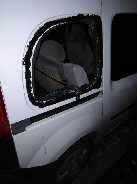 <p>Чоловік вибив вікна в машинах. Фото: facebook.com/patrolpolice.gov.ua</p>