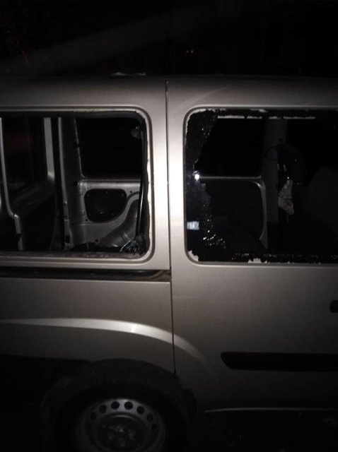 Мужчина выбил окна в машинах. Фото: facebook.com/patrolpolice.gov.ua