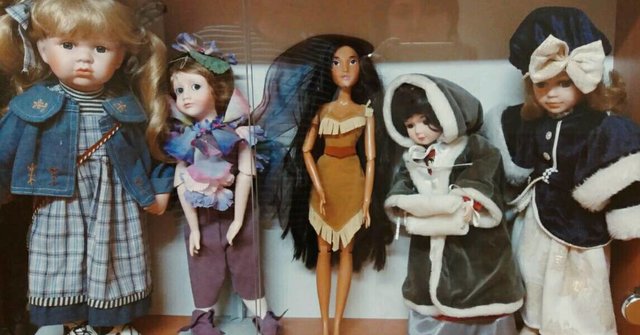 Колекція. За 17 років на полицях Будинку дитини зібралося 33 унікальні ляльки, надіслані з США і Європи. Фото: Е. Старова