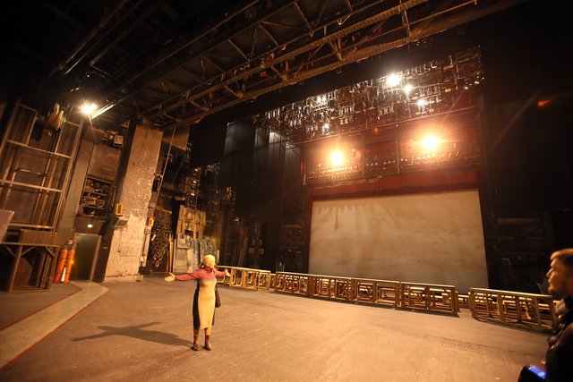 Масштаби. Сцена оперного театру вражає своїми обсягами, висотою в дев'ятиповерховий будинок | Фото: Олександр Яремчук