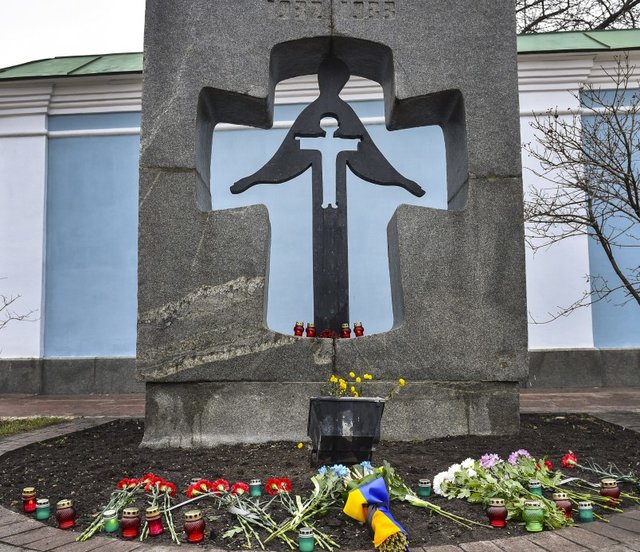 Петр Порошенко почтил память жертв Голодомора. Фото: president.gov.ua