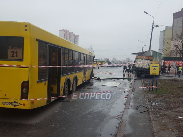 <p>Аварія на Троєщині. Фото: espreso.tv</p>