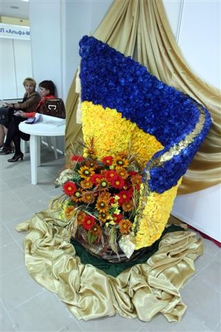 Изюминка выставки – флаг из ритуальных цветочков. Фото А. Яремчука