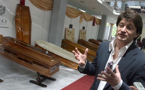 Бывший историк шьет похоронную постель. Фото А. Яремчука