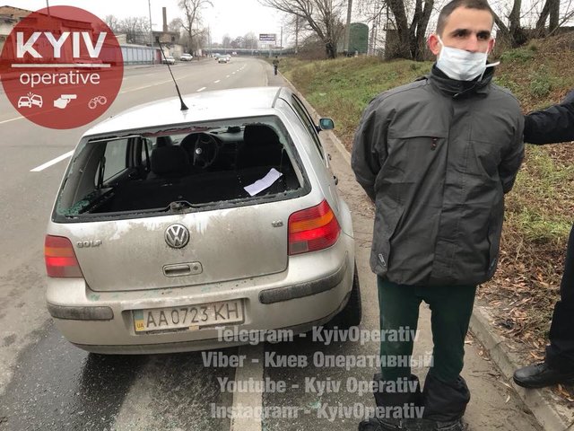 <p>Чоловік вибив скло в своїй машині.&nbsp;Фото: facebook.com/KyivOperativ</p>