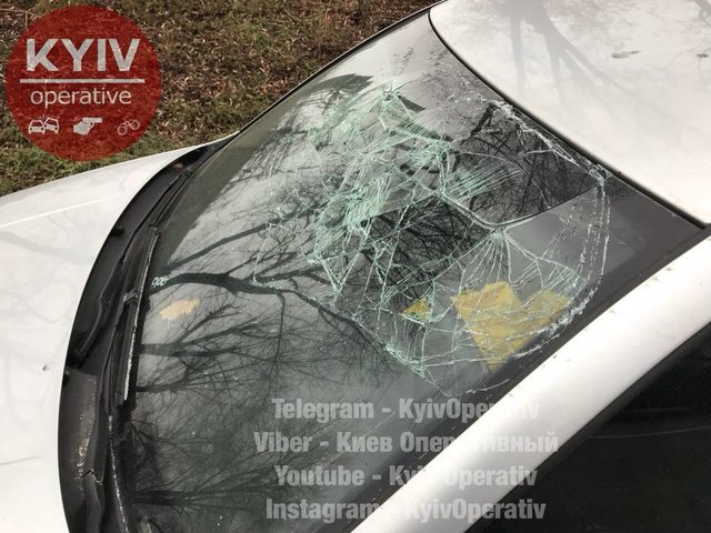 Мужчина выбил стекло в своей машине. Фото: facebook.com/KyivOperativ