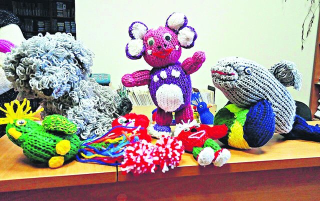 Незрячая рукодельница за годы работы создала около 1000 игрушек. Фото: Л. Грубник