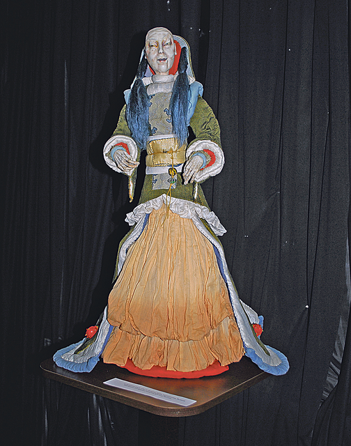 Японская культура в Одессе. На выставке показали десятки кукол — от небольших текстильных мотанок до метровых фарфоровых красавиц и демонов
