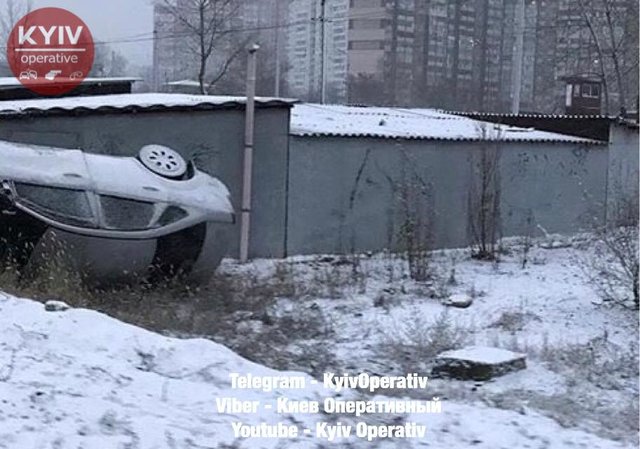 <p>Авто перевернулось. Фото: facebook.com/KyivOperativ</p>