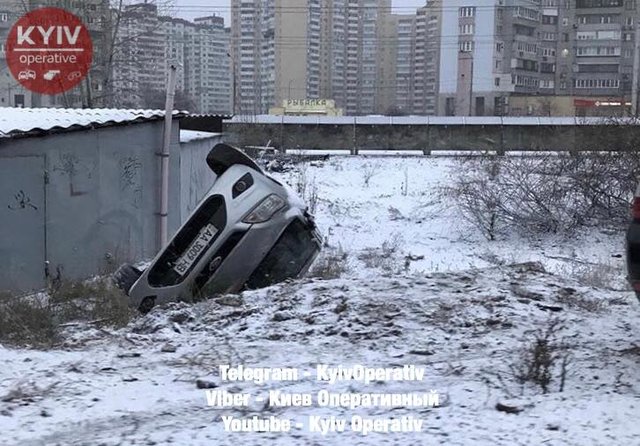 Авто перевернулось. Фото: facebook.com/KyivOperativ