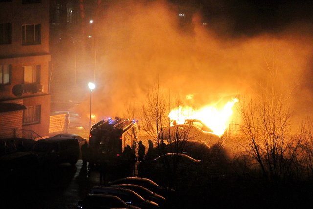 <p>Пожежа і згорілі авто вранці в п'ятницю.&nbsp;Фото: facebook.com/shumylo</p>