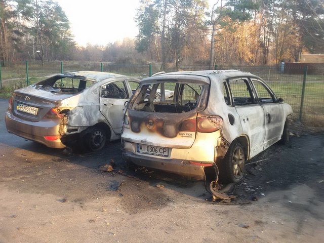 Пожар и сгоревшие авто утром в пятницу. Фото: facebook.com/shumylo