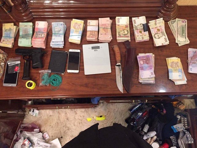 У торговцев нашли наркотики, деньги и оружие. Фото: Дмитрий Ценов