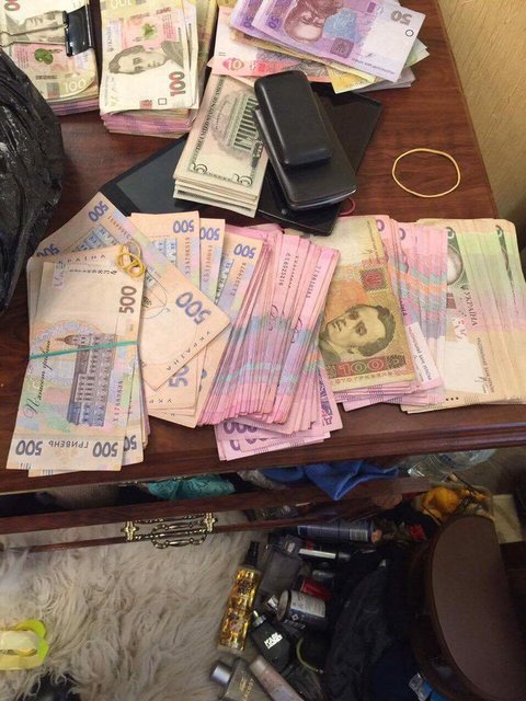 У торговцев нашли наркотики, деньги и оружие. Фото: Дмитрий Ценов