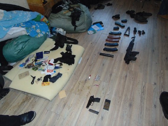 <p>Оперативники встановили, що боєприпаси належать 42-річному жителю будинку. Фото: kyiv.npu.gov.ua</p>