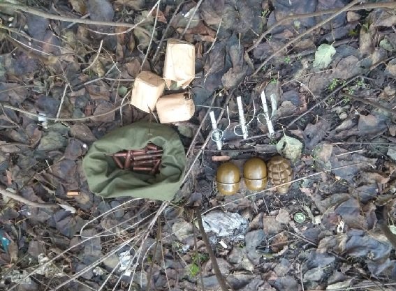 Оперативники установили, что боеприпасы принадлежат 42-летнему жителю дома. Фото: kyiv.npu.gov.ua