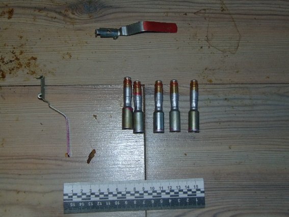 Оперативники установили, что боеприпасы принадлежат 42-летнему жителю дома. Фото: kyiv.npu.gov.ua