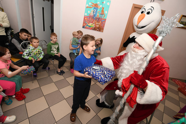 Детям вручили подарки, которые они попросили у Деда Мороза