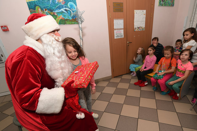 Детям вручили подарки, которые они попросили у Деда Мороза