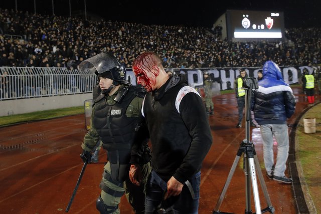 <p>Після бійки ультрас "Партизана" і "Црвена Звєзди". фото AFP</p>