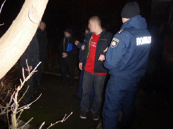 Мужчины признались в причастности к драке. Фото: kyiv.npu.gov.ua