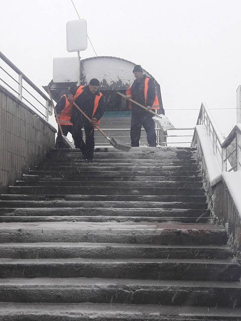 <p>Прибирання снігу в Києві. Фото: facebook.com/kievavtodor</p>