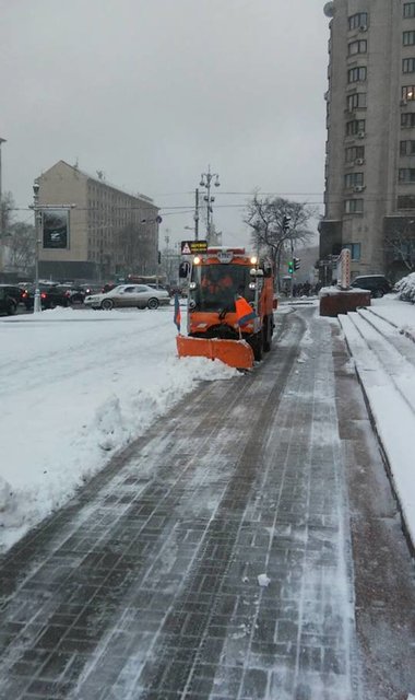 <p>Прибирання снігу в Києві. Фото: facebook.com/kievavtodor</p>