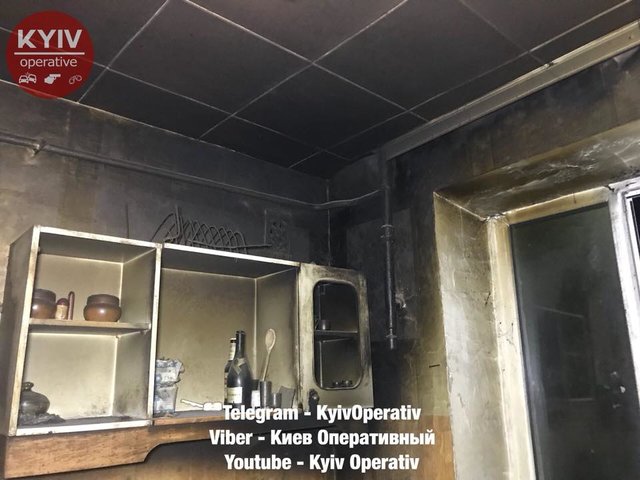 <p>Чоловік розвів багаття в кімнаті. Фото: facebook.com/KyivOperativ</p>