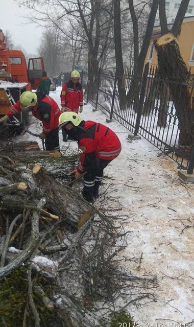 <p>Рятувальники допомагають водіям. Фото: facebook.com/KARS.Kyiv</p>