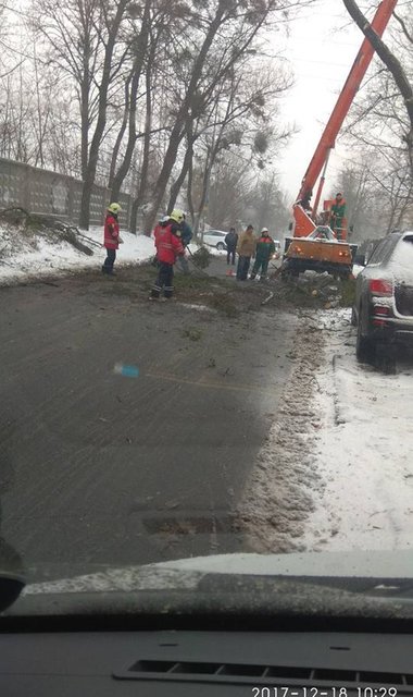 <p>Рятувальники допомагають водіям. Фото: facebook.com/KARS.Kyiv</p>