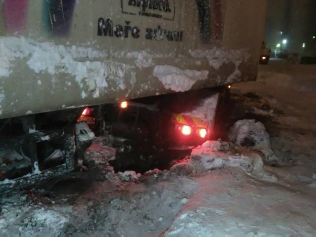 Спасатели помогают водителям. Фото: facebook.com/KARS.Kyiv